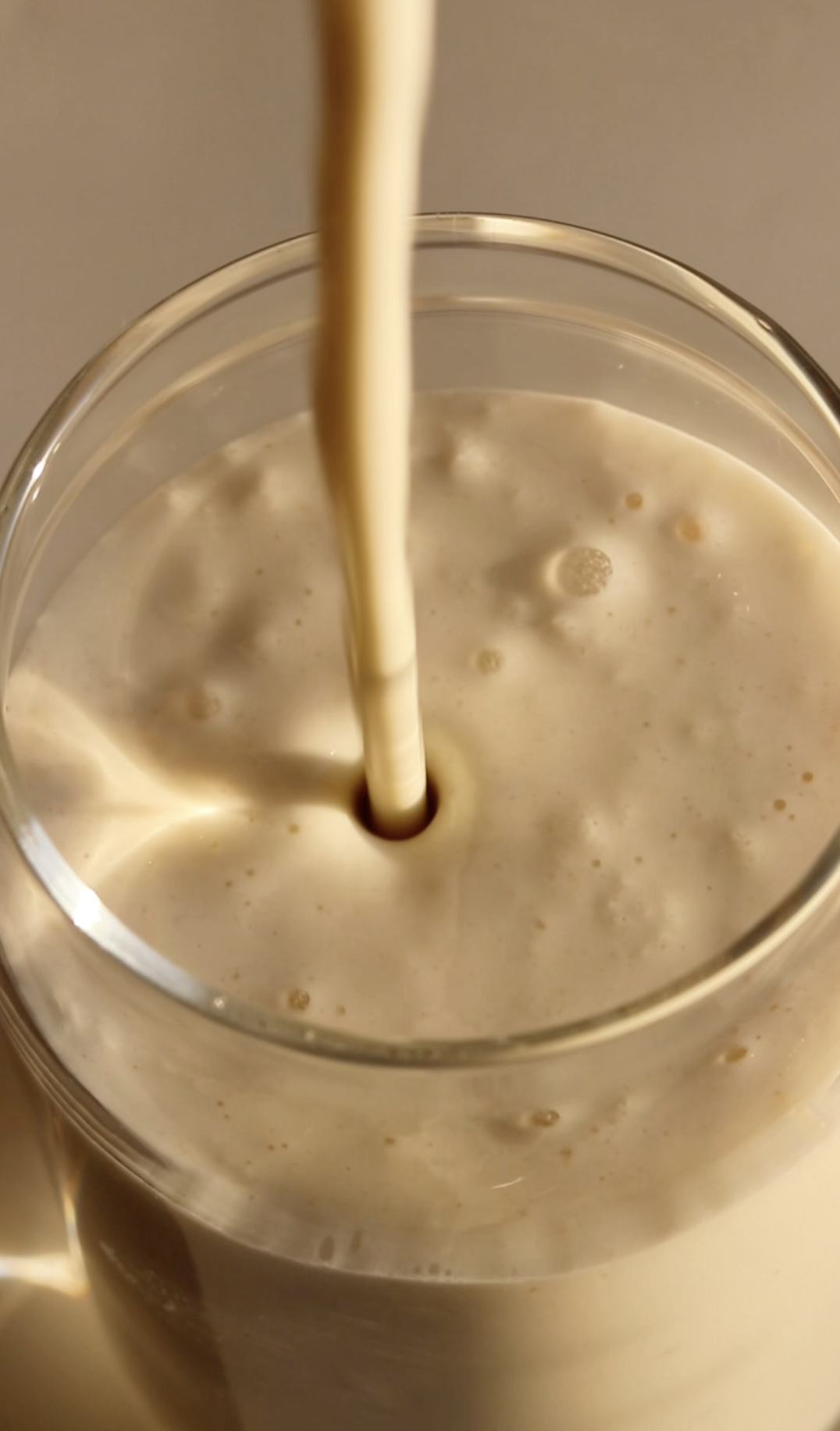 Smoothie protéiné coco-ananas façon Piña Colada, sain et rapide