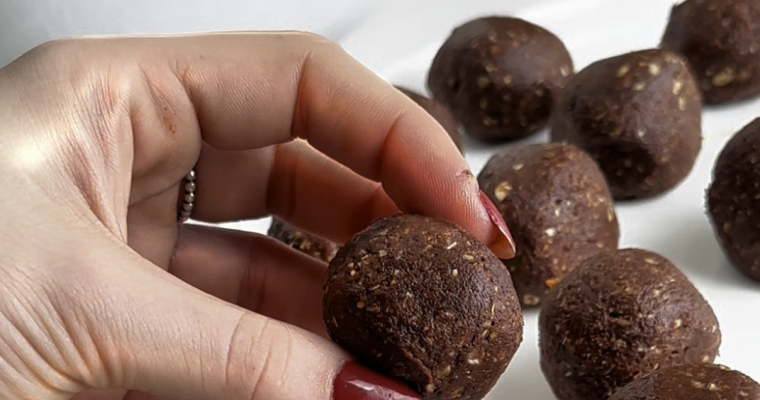 Boules d’énergie façon brownies, collation saine et chocolatée