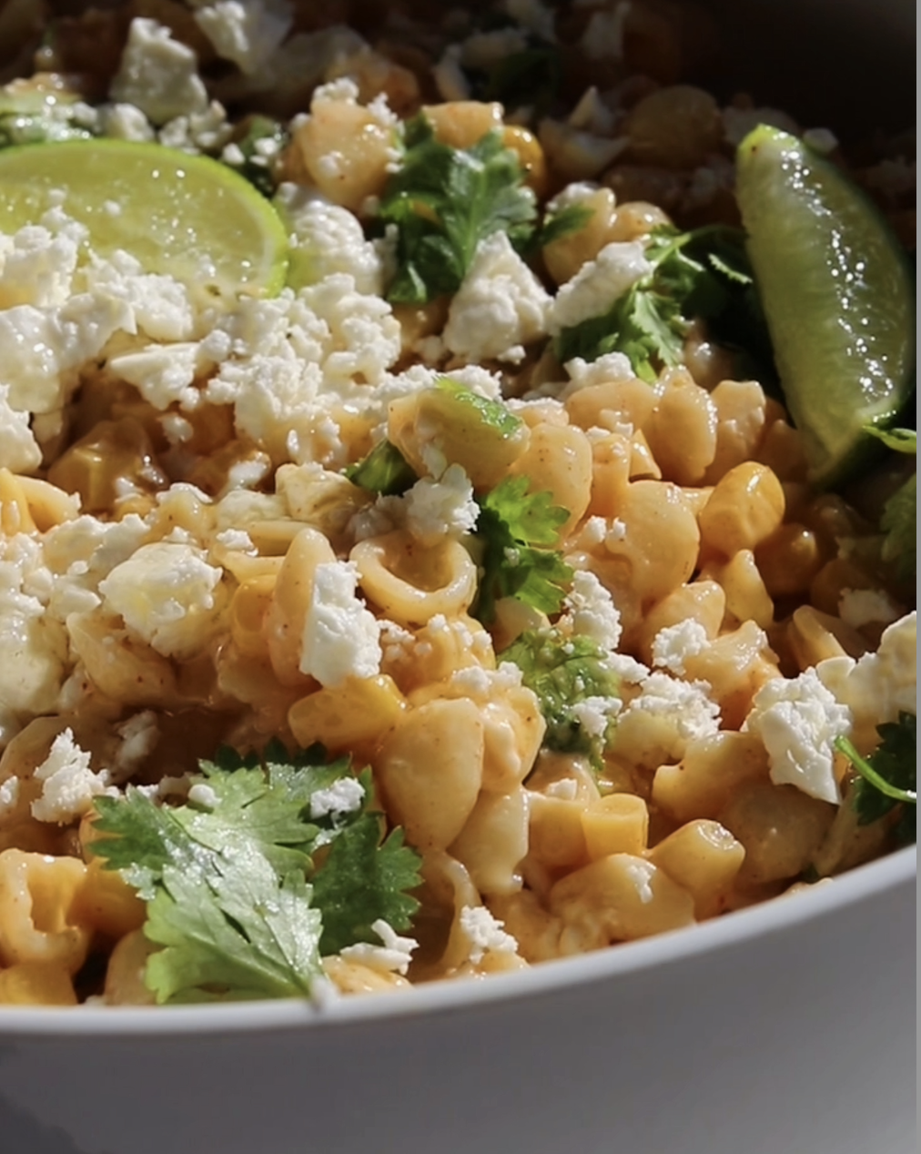 Salade de pâtes fraîche au maïs grillé, feta et lime
