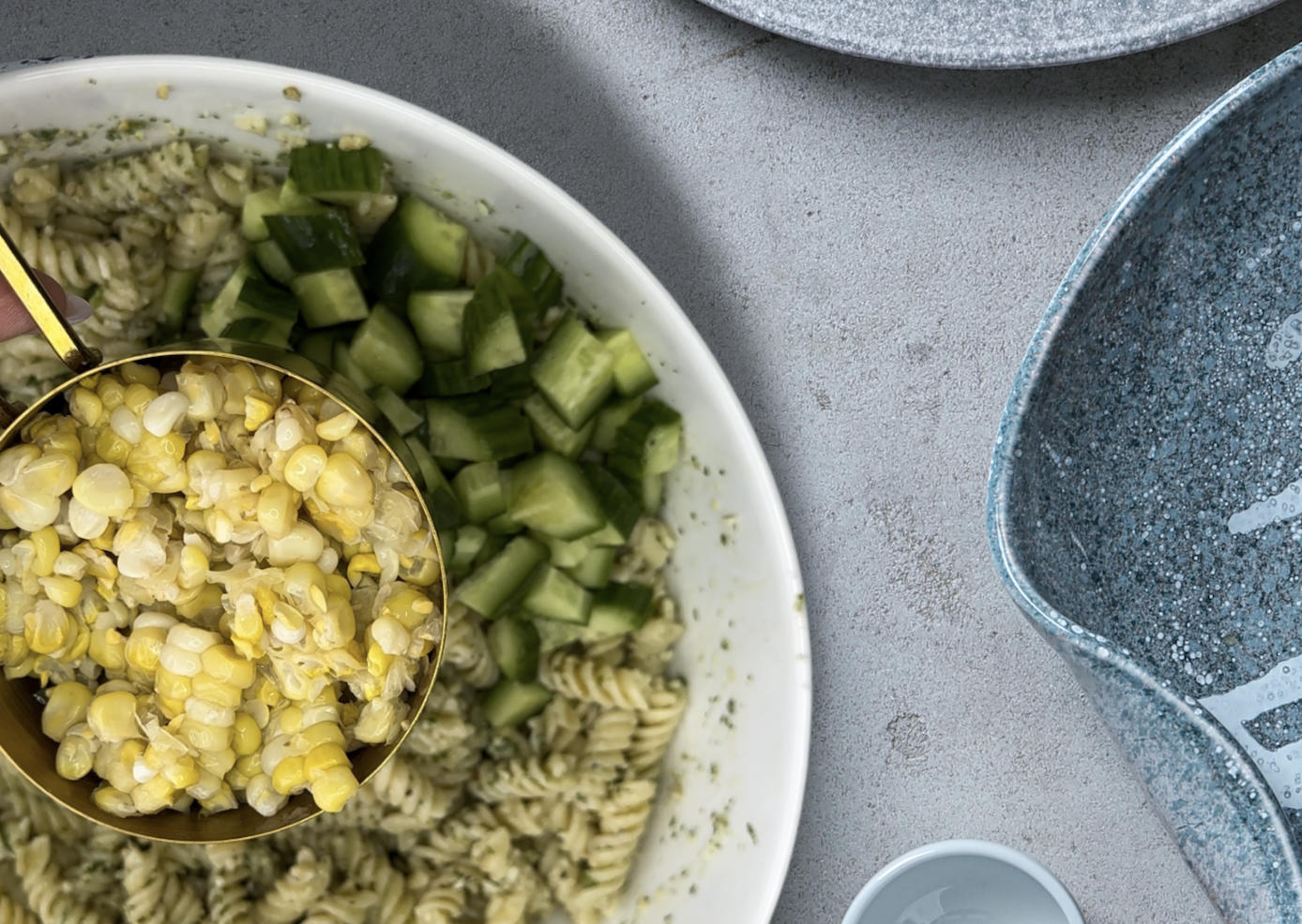 Salade de pâtes pesto, poulet et maïs