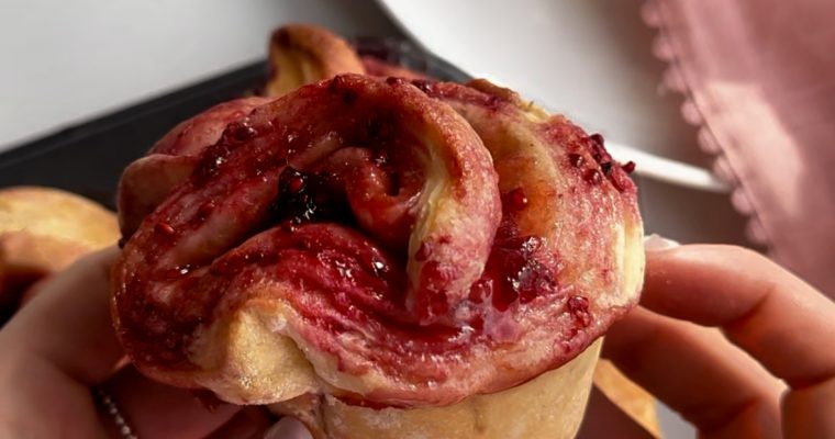 Muffins briochés aux framboises avec glaçage protéiné