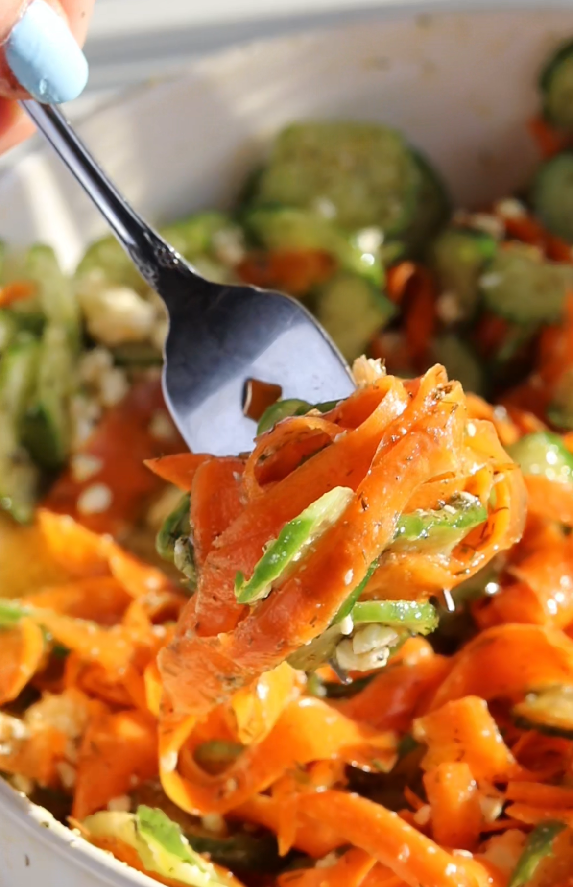 Salade fraîche de concombres et carottes, vinaigrette feta-aneth