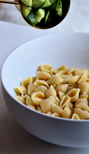 Ajout des légumes à la salade de pâte