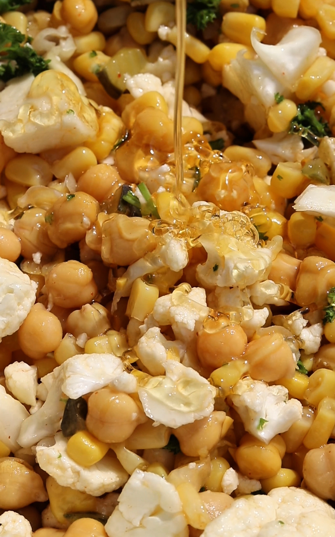 Salade végétarienne de chou-fleur et pois chiches aux cornichons marinés