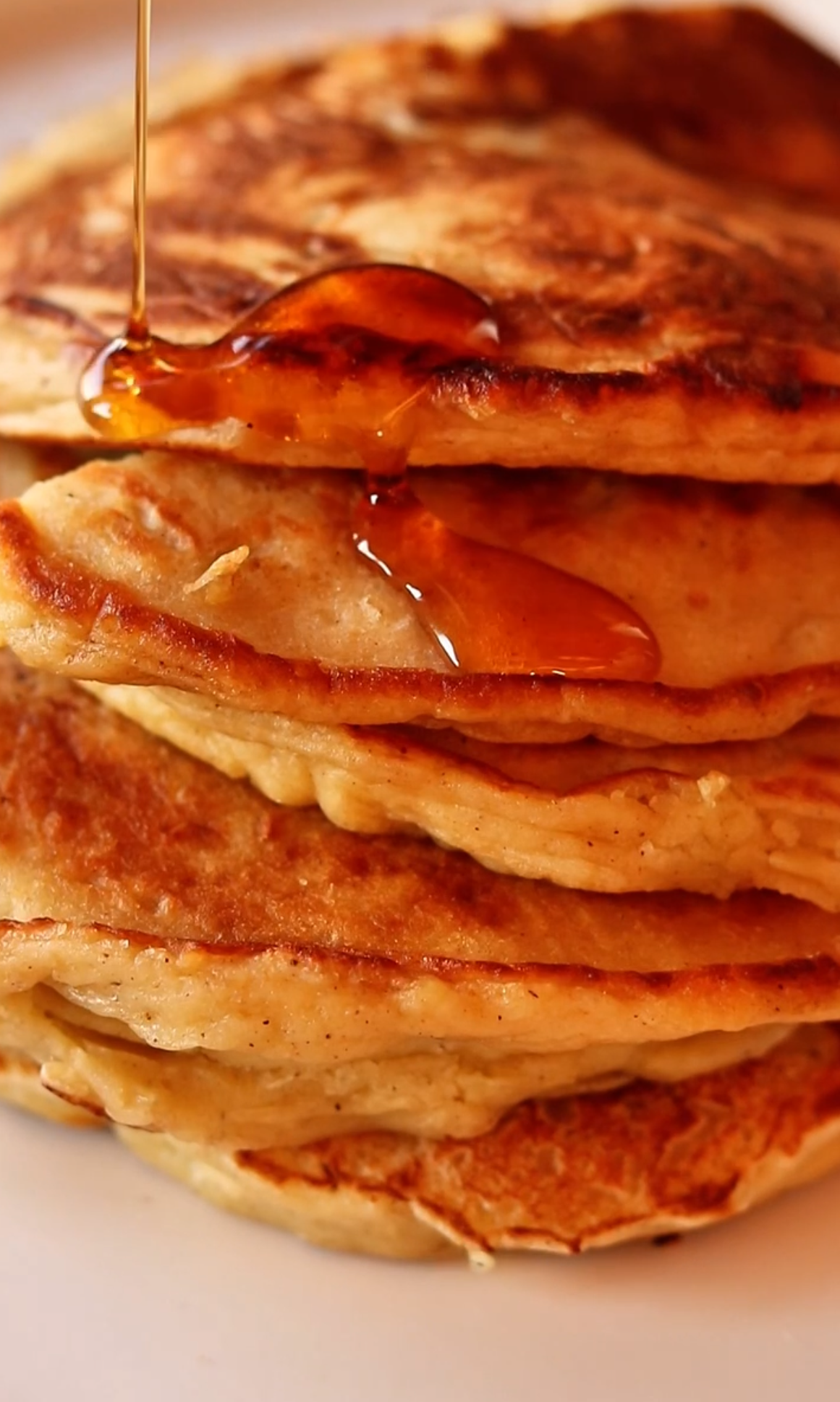 Crêpes servies avec du sirop d’érable